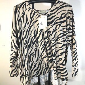 Before You zebra v-neck white/black top size: M